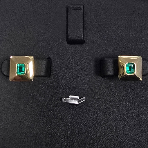 Stilvolle, elegante, quadratische Ohrstecker mit 2 kolumbianischen Smaragden in 18K / 750 Gold gefasst