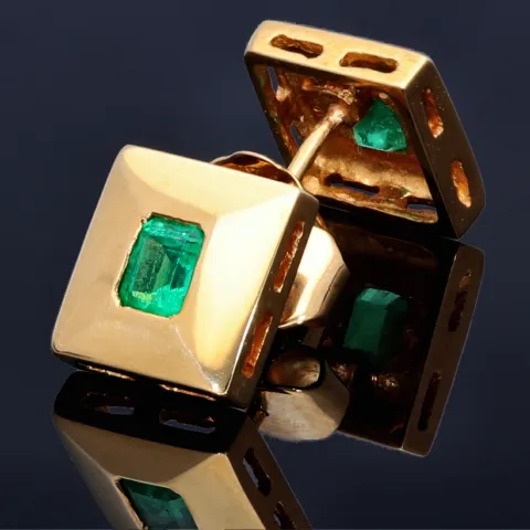 Stilvolle, elegante, quadratische Ohrstecker mit 2 kolumbianischen Smaragden in 18K / 750 Gold gefasst