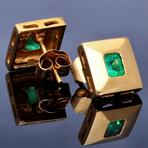 Stilvolle, elegante, quadratische Ohrstecker mit 2 kolumbianischen Smaragden in 18K / 750 Gold gefasst