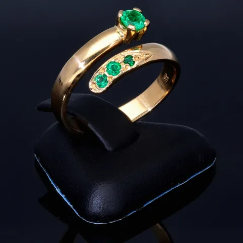 Außergewöhnlicher Solitär -Schlangen Ring bestückt mit insgesamt 4 runden dunkel grasgrünen Smaragden in 18K / 750 Gelbgold, hergestellt in Handarbeit