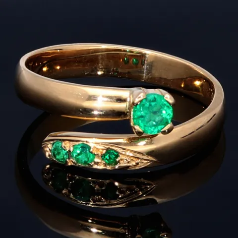 Außergewöhnlicher Solitär -Schlangen Ring bestückt mit insgesamt 4 runden dunkel grasgrünen Smaragden in 18K / 750 Gelbgold, hergestellt in Handarbeit