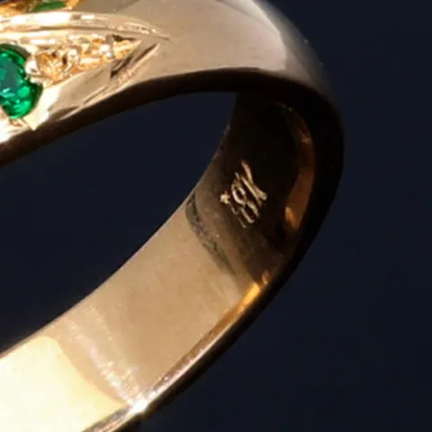 Außergewöhnlicher Solitär -Schlangen Ring bestückt mit insgesamt 4 runden dunkel grasgrünen Smaragden in 18K / 750 Gelbgold, hergestellt in Handarbeit