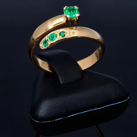 Außergewöhnlicher Solitär -Schlangen Ring bestückt mit insgesamt 4 runden dunkel grasgrünen Smaragden in 18K / 750 Gelbgold, hergestellt in Handarbeit