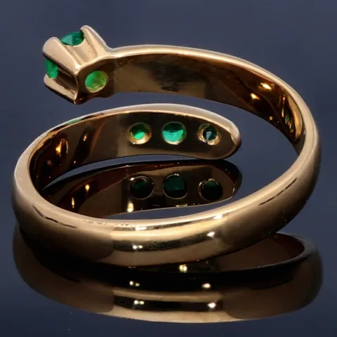 Außergewöhnlicher Solitär -Schlangen Ring bestückt mit insgesamt 4 runden dunkel grasgrünen Smaragden in 18K / 750 Gelbgold, hergestellt in Handarbeit
