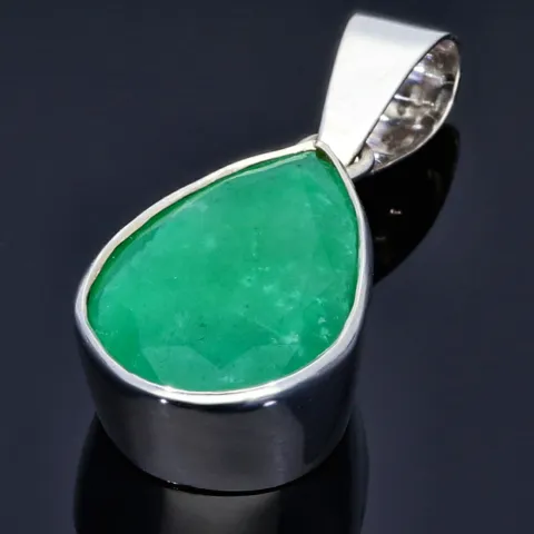 In Tropfenform facettierter Smaragdkristall von 10,1 Karat in 950 Silber gefasst