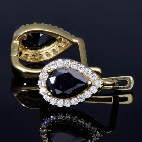Wunderschöne, glänzende Gold - Ohrringe (585er 14K) mit einem großen, dunkelroten Zirkonia, umgeben von vielen kleinen Zirkoniasteinen
