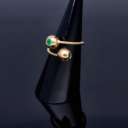 Außergewöhnlicher Designer Ring mit 2 runden, kolumbianischen Smaragden von insgesamt ca. 0,3ct. (RG ca. 53-55)