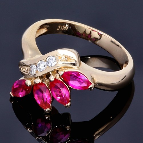 Edler Ring in prächtigen Design mit synthetischen Marquise Rubinen und Diamanten in 750 18K Gold