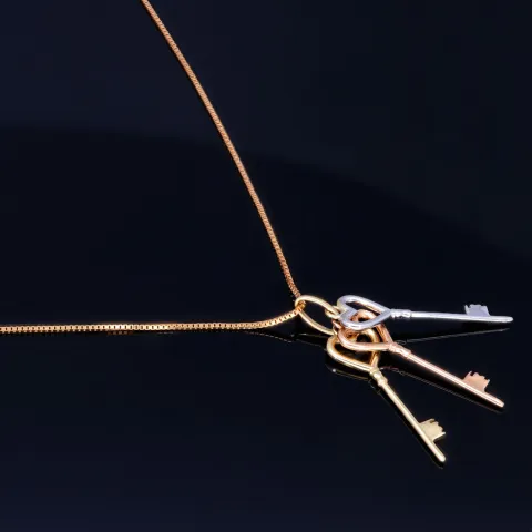 Exquisites Schmuckset - 585 Roségold - Halskette und einem Tricolor - Anhänger in 14K / 585 Gelb-, Rosé und Weißgold mit 3 Schlüsseln in Herzform