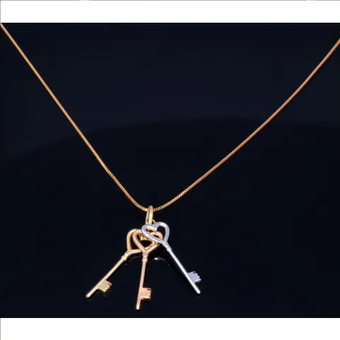 Exquisites Schmuckset - 585 Roségold - Halskette und einem Tricolor - Anhänger in 14K / 585 Gelb-, Rosé und Weißgold mit 3 Schlüsseln in Herzform