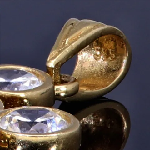 Sehr schöner Kreuzanhänger in hochwertigem Gelbgold 14k / 585 besetzt mit 6 größeren Zirkoniasteinen