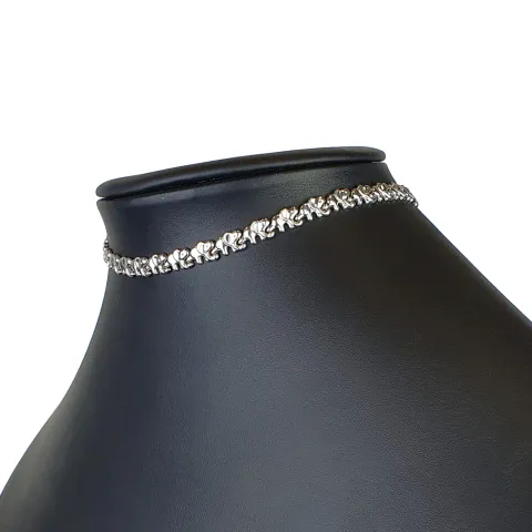 Enganliegendes, elegantes Damencollier aus 585er (14k) Weißgold in verspieltem Elefanten - Design (ca. 40cm Länge)