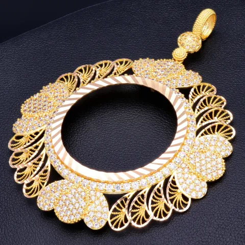 Imposanter und außergewöhnlicher Anhänger (Münzfassung) für Goldmünzen (Altin, Lira, Atatürk, Dukat) in 14k / 585 Gold mit filgranen Verzierungen, besetzt mit vielen kleinen Zirkoniasteinen