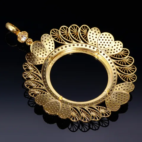 Imposanter und außergewöhnlicher Anhänger (Münzfassung) für Goldmünzen (Altin, Lira, Atatürk, Dukat) in 14k / 585 Gold mit filgranen Verzierungen, besetzt mit vielen kleinen Zirkoniasteinen
