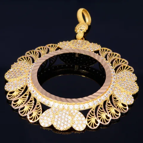 Imposanter und außergewöhnlicher Anhänger (Münzfassung) für Goldmünzen (Altin, Lira, Atatürk, Dukat) in 14k / 585 Gold mit filgranen Verzierungen, besetzt mit vielen kleinen Zirkoniasteinen
