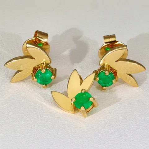 Originelles Set bestehend aus Ohrsteckern und Anhänger aus 750 / 18K Gold mit eingefassten Smaragden in exotischem Blatt - Design