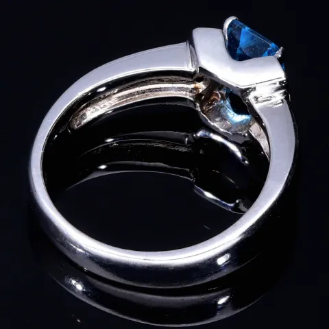 Ring für Damen in 750 18 Karat Weißgold mit 6 Brillanten und einem intensiv türkisen, großen Topas - Stein handgefertigt in Ringgröße 58