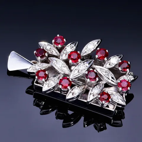 Exquisiter Weißgold - Anhänger in 585 / 14K Weißgold mit 10 in Krappen eingefassten, funkelnden, intensiv dunkel roten Rubinen (ca.1,1ct gesamt) und bestückt mit 13 Brillanten (ca. 0,39ct. gesamt)