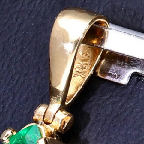 Leuchtend intensiv tannengrüner Smaragdtropfen - Anhänger in 18K / 750 Gelbgold gefasst