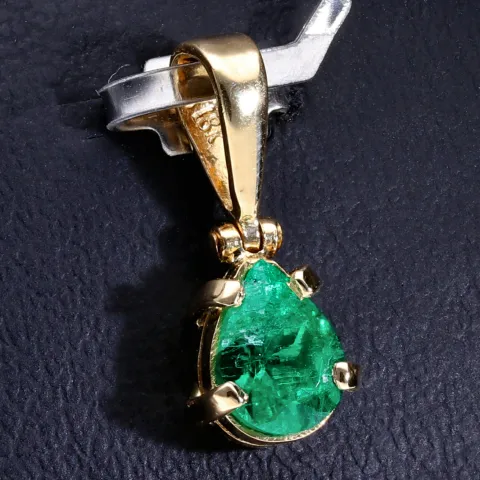 Smaragd - Anhänger - Tannengrüner Smaragdtropfen von hoher Qualität aus Kolumbien von ca. 0,78ct in 18K / 750 Gelbgold gefasst