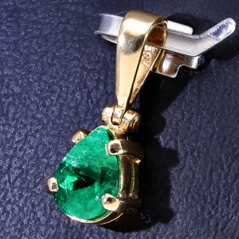 Smaragd - Anhänger - Tannengrüner Smaragdtropfen von hoher Qualität aus Kolumbien von ca. 0,78ct in 18K / 750 Gelbgold gefasst