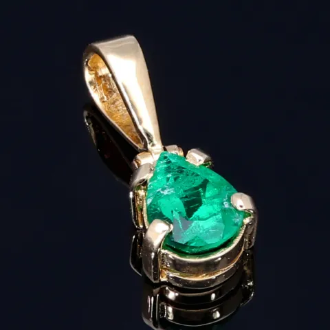 Smaragd - Anhänger - Tannengrüner Smaragdtropfen von hoher Qualität aus Kolumbien von ca. 0,78ct in 18K / 750 Gelbgold gefasst