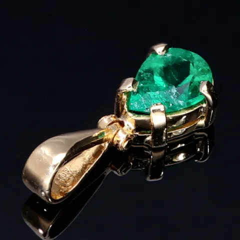 Smaragd - Anhänger - Tannengrüner Smaragdtropfen von hoher Qualität aus Kolumbien von ca. 0,78ct in 18K / 750 Gelbgold gefasst