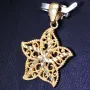 Blumen - Anhänger mit dem Motiv einer Blüte mit filigranem Design aus glänzendem 585 / 14K Gold