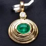 Exquisiter, handgearbeiteter Anhänger aus 18K / 750 Gelbgold besetzt mit einem kolumbianischen Smaragd-Cabochon (ca. 1,08 ct.) und einem Diamant (ca. 0,03 ct.)