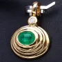Exquisiter, handgearbeiteter Anhänger aus 18K / 750 Gelbgold besetzt mit einem kolumbianischen Smaragd-Cabochon (ca. 1,08 ct.) und einem Diamant (ca. 0,03 ct.)