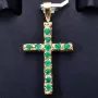 Kreuzanhänger mit 12 leuchtenden, intensiv grünen Smaragden in einer besonderen Art der Krappenfassung fixiert. Modern und zugleich zeitlos. (750er 18K Gold)