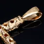 Kreuzanhänger mit 12 leuchtenden, intensiv grünen Smaragden in einer besonderen Art der Krappenfassung fixiert. Modern und zugleich zeitlos. (750er 18K Gold)