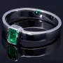 Exquisiter, handgearbeiteter Ring für Damen aus hochwertigem 750 / 18K Gold, bestückt mit einem leuchtenden, intensiv grünen Smaragd