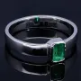 Exquisiter, handgearbeiteter Ring für Damen aus hochwertigem 750 / 18K Gold, bestückt mit einem leuchtenden, intensiv grünen Smaragd