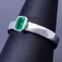Exquisiter, handgearbeiteter Ring für Damen aus hochwertigem 750 / 18K Gold, bestückt mit einem leuchtenden, intensiv grünen Smaragd