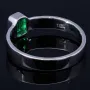 Exquisiter, handgearbeiteter Ring für Damen aus hochwertigem 750 / 18K Gold, bestückt mit einem leuchtenden, intensiv grünen Smaragd