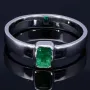 Exquisiter, handgearbeiteter Ring für Damen aus hochwertigem 750 / 18K Gold, bestückt mit einem leuchtenden, intensiv grünen Smaragd
