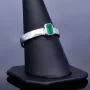 Exquisiter, handgearbeiteter Ring für Damen aus hochwertigem 750 / 18K Gold, bestückt mit einem leuchtenden, intensiv grünen Smaragd