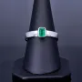 Exquisiter, handgearbeiteter Ring für Damen aus hochwertigem 750 / 18K Gold, bestückt mit einem leuchtenden, intensiv grünen Smaragd