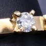 Funkelnder Ring für Damen aus 18K 750 Gelbgold, besetzt mit einem erlesenen Diamanten und zwei edlen, kolumbianischen Smaragden (Ringgröße ca. 56)