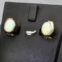 1 Paar Gold Ohrstecker / Ohrringe mit wertigem und praktischen Verschluss in 14K / 585 Gelbgold, mit jeweils einer faszinierenden, in Regenbogenfarben leuchtenden Opal-Dublette bestückt