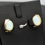 1 Paar Gold Ohrstecker / Ohrringe mit wertigem und praktischen Verschluss in 14K / 585 Gelbgold, mit jeweils einer faszinierenden, in Regenbogenfarben leuchtenden Opal-Dublette bestückt