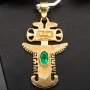 Precolombino - Präkolumbianisches Motiv aus der Tolima Kultur als 18k-Goldanhänger mit einem leuchtend tannengrünen Smaragd (ca. 0,38ct.) - in aufwendiger Handarbeit hergestellt