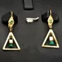Kunstvolle Triangel-Ohrringe / Ohrhänger mit 2 natürlich leuchtende Smaragdkristalle und 2 runde Smaragde in 18K / 750 Gold gefasst