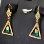 Kunstvolle Triangel-Ohrringe / Ohrhänger mit 2 natürlich leuchtende Smaragdkristalle und 2 runde Smaragde in 18K / 750 Gold gefasst