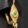 Kunstvolle Triangel-Ohrringe / Ohrhänger mit 2 natürlich leuchtende Smaragdkristalle und 2 runde Smaragde in 18K / 750 Gold gefasst