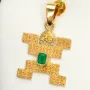 Außergewöhnlicher kolumbianischer Precolombino Gold-Anhänger mit präkolumbianischen Motiv Hombre Jaguar aus der Quimbaya Kultur gefertigt mit hochwertigem 750 18K Gold, veredelt mit einem exquisiten Smaragd (ca. 0,26 ct.)