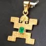 Außergewöhnlicher kolumbianischer Precolombino Gold-Anhänger mit präkolumbianischen Motiv Hombre Jaguar aus der Quimbaya Kultur gefertigt mit hochwertigem 750 18K Gold, veredelt mit einem exquisiten Smaragd (ca. 0,26 ct.)