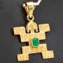 Außergewöhnlicher kolumbianischer Precolombino Gold-Anhänger mit präkolumbianischen Motiv Hombre Jaguar aus der Quimbaya Kultur gefertigt mit hochwertigem 750 18K Gold, veredelt mit einem exquisiten Smaragd (ca. 0,26 ct.)