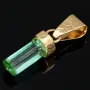 Außergewöhnlicher, hellgrüner Smaragdkristall in 18K/750 Gelbgold gefasst. In Handarbeit hergestellter Goldanhänger. (Einzelstück)